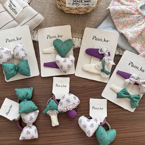 Set di Fermagli per Capelli e Elastici a Forma di Fiocco Cuore e Fungo in Tessuto per Bambine Dolce Floreale Fatto a Mano