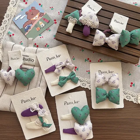 Set di Fermagli per Capelli e Elastici a Forma di Fiocco Cuore e Fungo in Tessuto per Bambine Dolce Floreale Fatto a Mano