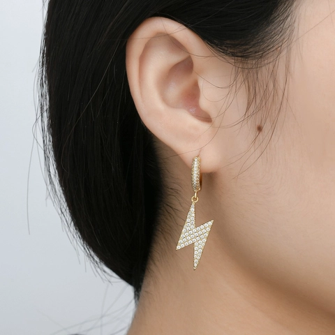 Orecchini a Pendente Hip Hop in Rame con Zirconia Micro-Intarsiata a Forma di Fulmine per Uomo Donna Placcati in Oro e Argento Gioielli