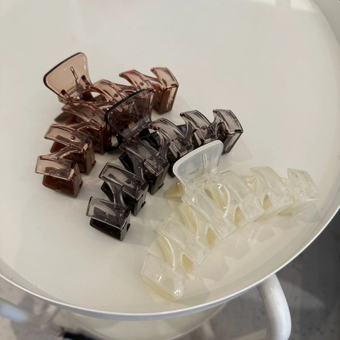Grande Pince à Cheveux Bicolore en Plastique Coiffure Asymétrique pour Cheveux Épais Femmes Accessoires de Mode