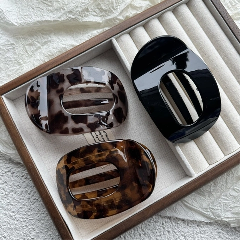Large Oval Hollow Hair Claw Clip Leopard Tortoiseshell Plastic Nonslip Shark Clip For Women Elegant Hair Accessory Gift