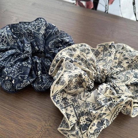 Scrunchies in Tessuto Con Stampa Paisley Vintage Elastici per Capelli in Stoffa Blu E Bianco Retrò per Donna Accessori Moda