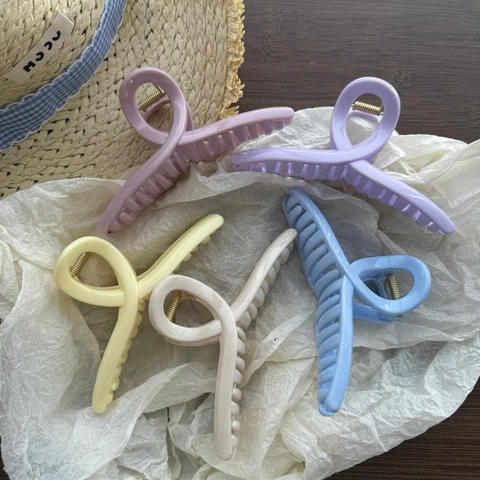 Large Matte Macaron Color Hair Claw Clips For Women Simple Cross Twist Shark Clip Elegant Solid Plastic Hair Accessories