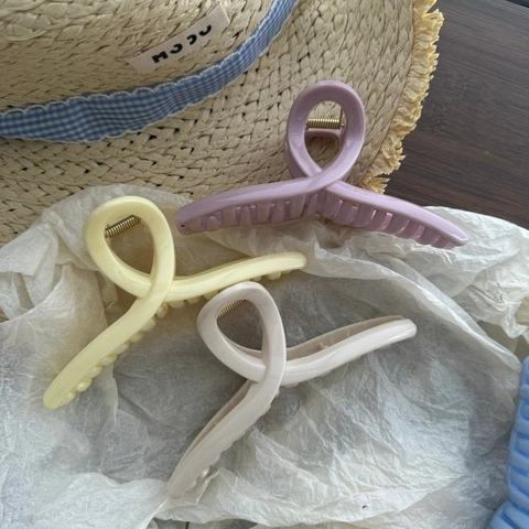 Large Matte Macaron Color Hair Claw Clips For Women Simple Cross Twist Shark Clip Elegant Solid Plastic Hair Accessories