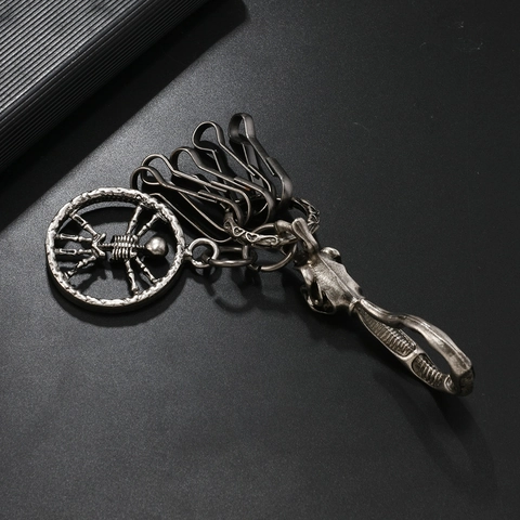 Portachiavi in Metallo con Teschio Scheletro Gothic Punk Argento Antico Distressed Design Uomo Vitruviano Portachiavi Auto Regalo Halloween
