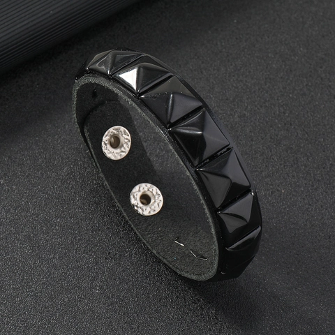 Punk Herren Lederarmband Mit Quadratischen Pyramiden-Nieten Verstellbarer Metall-Druckknopf Modeschmuck Armreif Geschenk