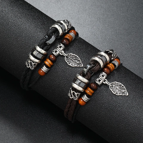 Bracelet Tressé en Cuir Homme Vintage Multicouche Perles de Bois Pendentif Feuille Fait à la Main Ajustable Punk