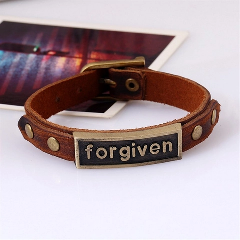 Pulsera de Cuero de Vaca Vintage para Hombre Punk Aleación Remache Brazalete Con Placa de Metal Grabada Forgiven Joyería
