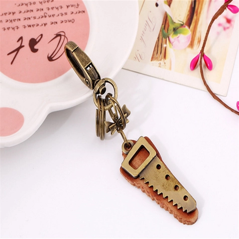Porte-clés Scie en Métal Bronze Rétro pour Hommes Femmes Pendentif Sac à Dos Cuir Brun Forme Outil Style Vintage Punk