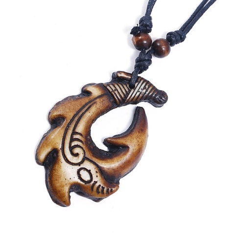 Collana con Ciondolo Amo da Pesca in Resina Vintage Maori Hei Matau Stile Etnico Cordino Cerato Legno Per Uomo Donna