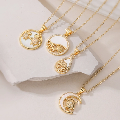 Collana con Pendente a Forma di Tartaruga Marina in Rame Placcato Oro 18K con Zirconia e Madreperla Gioielli Nautici per Donna