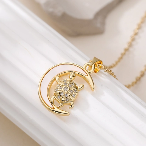 Collana con Pendente a Forma di Tartaruga Marina in Rame Placcato Oro 18K con Zirconia e Madreperla Gioielli Nautici per Donna