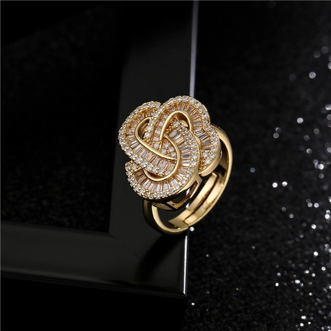 Lussuoso Anello Aperto in Rame Placcato Oro Con Zirconia Cubica Micro Incastonato Nodo Floreale Intrecciato Geometrico Regolabile per Donna