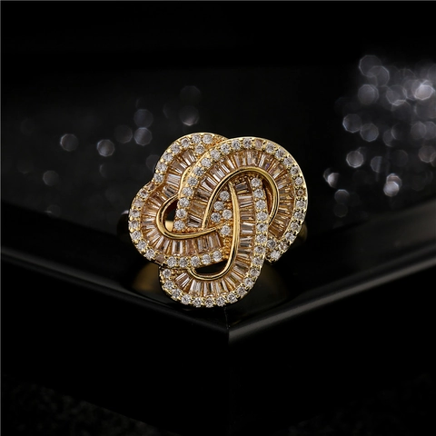Lussuoso Anello Aperto in Rame Placcato Oro Con Zirconia Cubica Micro Incastonato Nodo Floreale Intrecciato Geometrico Regolabile per Donna