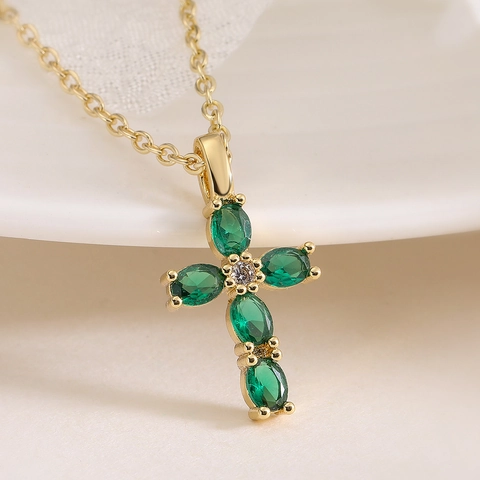 Squisita Collana con Pendente a Croce in Rame Placcato Oro Zircone Moda Semplice Catena per Clavicola Gioielli da Donna