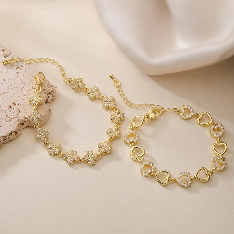 Lussuoso Bracciale in Rame Placcato Oro 18K Con Ciondoli a Forma di Cuore e Quadrifoglio in Zirconia per Donna Festa Matrimonio