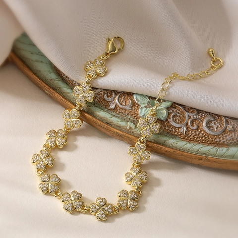 Lussuoso Bracciale in Rame Placcato Oro 18K Con Ciondoli a Forma di Cuore e Quadrifoglio in Zirconia per Donna Festa Matrimonio