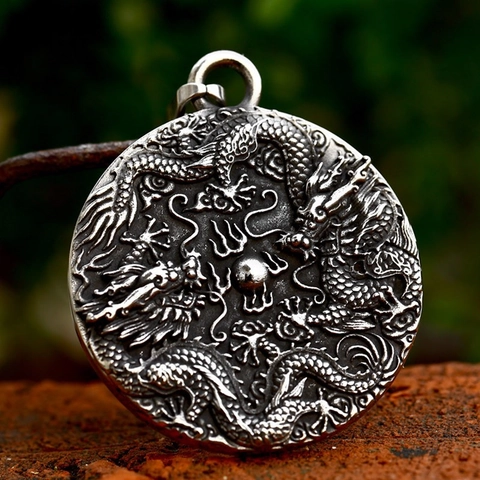 Ciondolo Rotondo in Acciaio Inossidabile Vintage Drago Cinese Accessorio per Collana Rilievo Doppio Drago con Perla Artificial per Uomo Donna