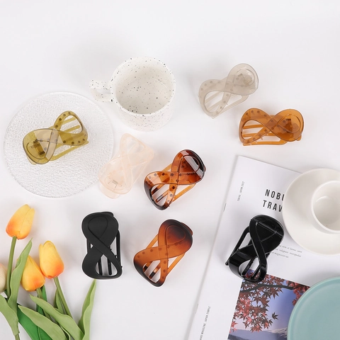 Women Minimalist Infinity Shaped Hair Claw Clip Matte Glossy Twist Geometric Hollow Large Shark Clip Hair Styling Accessory