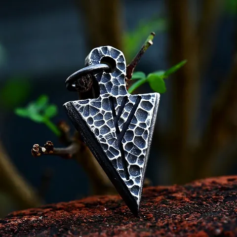 Collar con Colgante de Punta de Flecha de Runa Vikinga de Acero Inoxidable Vintage Amuleto de Flecha Nórdica Martillada para Hombres Mujeres Joyería Punk Retro