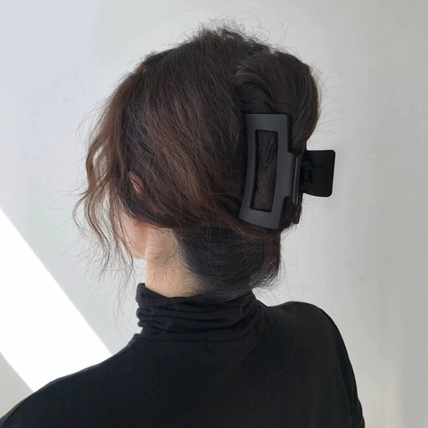 Matte Rectangular Large Hair Claw Clip Hollow Geometric Design Nonslip Resin Shark Clip For Thick Hair Women Minimalist Styling Accessory