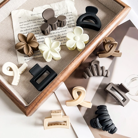 Minimalist Matte Plastic Flower Hair Claw Clips For Women Geometric Small Hair Clips Non-Slip Shark Clips For Daily Styling Jewelry