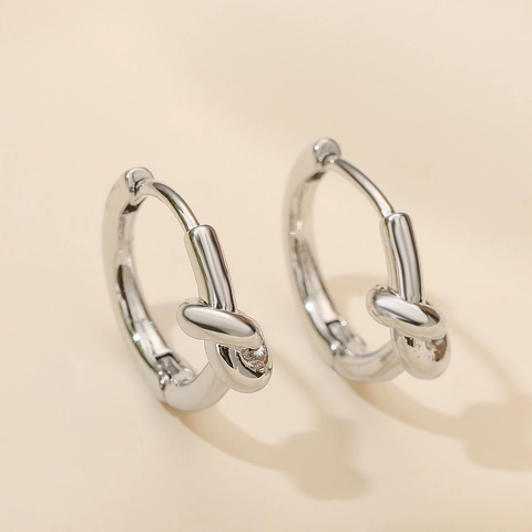 Orecchini a Cerchio Minimalisti con Nodo in Rame Placcato Oro 18K Lucidato Orecchini Huggie Geometrici per Donna