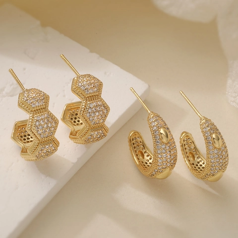 18K Vergulde Koperen Geometrische C-Vorm Oorknopjes Honingraat Zirkoon Ingelegd Elegante Oorbellen Voor Dames Sieraden