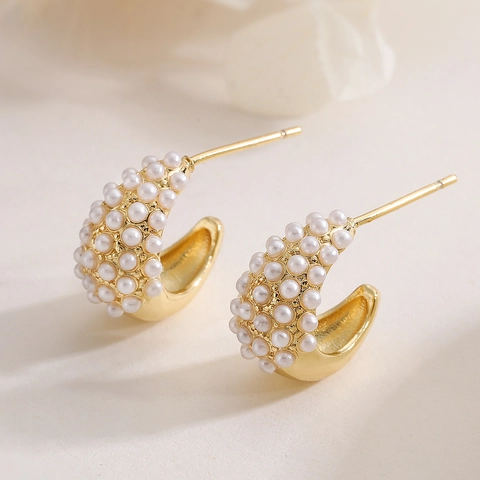 Boucles d'Oreilles Clous en Forme de C en Cuivre Plaqué Or 18K Avec Künstliche Perles Design de Niche Bijoux Versatiles Femme