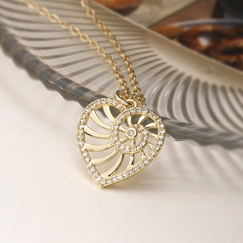 Collar con Colgante de Corazón Calado en Cobre Chapado en Oro Minimalista Cadena de Cruz con Diamantes de Imitación Blancos Brillantes Incrustados Cadena de Clavícula para Regalo de Joyería Diaria de Mujer