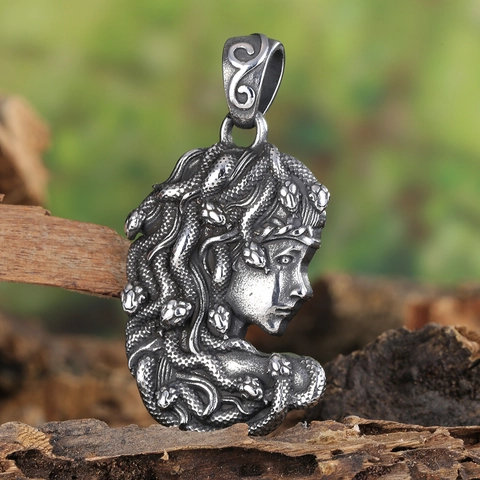Collier Pendentif Méduse en Acier Inoxydable Vintage pour Hommes Femmes Bijoux Gothiques Portrait de Tête de Serpent Mythique