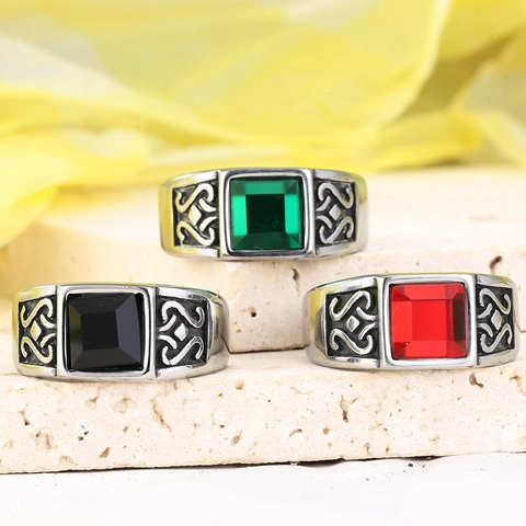 Anello a Nodo Celtico in Acciaio Inossidabile Vintage per Uomo Donna Strass Colorati Quadrati Intarsiati Retrò Punk Party Anello da Dito Gioielli di Moda