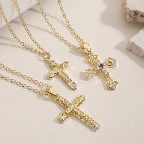 Collar con Colgante de Cruz de Cobre Chapado en Oro de 18K para Mujer Cruz Hueca de Zirconia Joyería Elegante