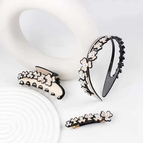 Eleganti Accessori per Capelli in Acetato con Fiori e Künstliche Perle Design Floreale Nero Beige Pinza a Molla e Cerchietto