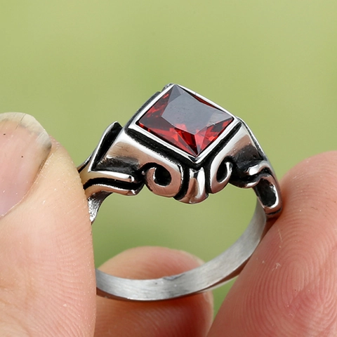 Bague Vintage en Acier Inoxydable avec Strass Carré pour Hommes Femmes Gothique Relief à Volutes Bijoux Unisexe Polis