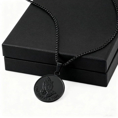 Edelstahl Runder Betende Hände Anhänger Halskette Für Unisex One Day At A Time Graviert Box Kette Retro Religiöser Schmuck