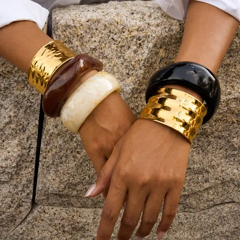Women's Fashion Stainless Steel Hammered Texture Cuff Bangle Resin Marble Pattern Open Bracelet Set Hypoallergenic Jewelry