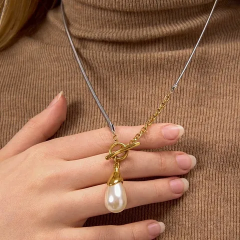 Europäische Asymmetrische Edelstahl Halskette Mit Künstlichem Perlenanhänger Bi-Color Kette Knebelverschluss Modeschmuck