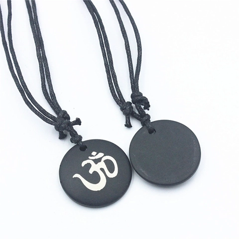 Collana con Pendente Simbolo Om Tondo Nero in Osso di Bue Gioielli Yoga Spirituali per Uomo Donna Etnico Sanscrito Collana