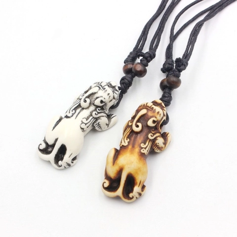Collana con Ciondolo Pixiu in Resina Stile Etnico Vintage per Uomo Donna Portafortuna Tradizionale Cinese Catena a Corda Intrecciata