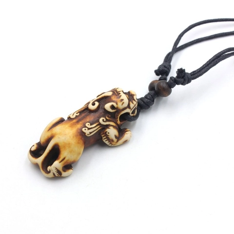 Collana con Ciondolo Pixiu in Resina Stile Etnico Vintage per Uomo Donna Portafortuna Tradizionale Cinese Catena a Corda Intrecciata