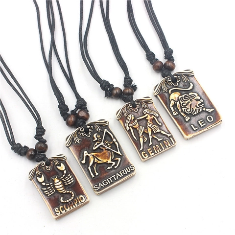 Collier Pendentif en Relief 12 Signes du Zodiaque Vintage pour Femmes Hommes Rétro Résine Imitation Os Constellation Charme Corde de Cire Perle en Bois