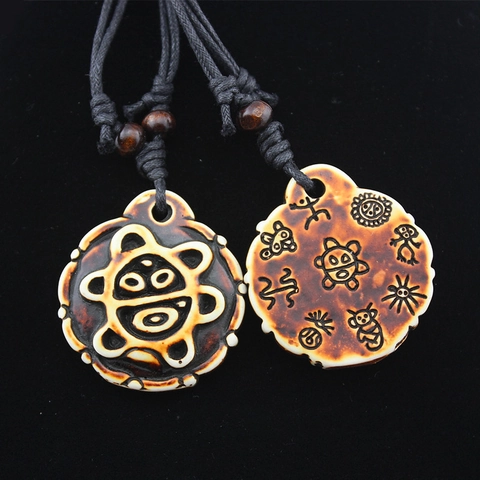 Collana con Pendente in Resina Totem Tribale Vintage Gioielli Intagliati con Maschera Solare Etnica e Cordino Intrecciato Nero