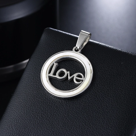 Ciondolo Tondo in Acciaio Inossidabile con Intarsio di Conchiglia Lettera Love Vuoto per Uomo Donna Gioielli Minimalisti Solo Ciondolo
