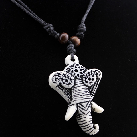 Collana Con Ciondolo a Testa di Elefante Tribale Retro per Uomo Donna Etnico Resina Effetto Osso Intagliato Corda Regolabile Gioielli