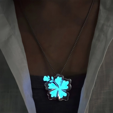 Luminous Hibiscus Flower Pendant Necklace Zinc Alloy Silver Color Glow In The Dark Floral Jewelry For Women Summer Style