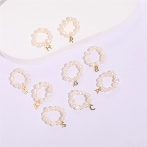 French Vintage Baroque Freshwater Pearl Elastic Ring Copper Gold Plated English Alphabet Letter Pendant Ring For Women Jewelry