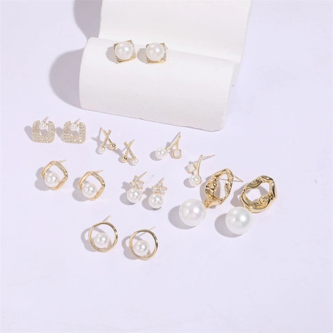 Orecchini a Bottone in Rame Placcato Oro 14K Stile Francese Con Perla Artificiale e Perno in Argento Sterling 925 Zirconia Gioielli Donna
