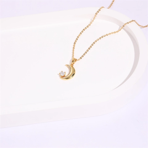 Elegante Collana Con Ciondolo a Mezzaluna in Rame Placcato Oro 14K Scintillante Zircone Bianco Gioielli Per Donna Moda Quotidiana