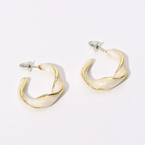 Pendientes de Aro en Forma de C Retorcidos de Cobre Vintage Francés para Mujer Pendientes de Botón de Esmalte Blanco Crema Chapados en Oro con Poste de Plata